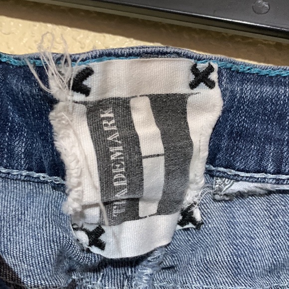 Trademark H Jeans Capris Pants  Embroidered Pockets Stretchy Size 14 - Picture 8 of 15